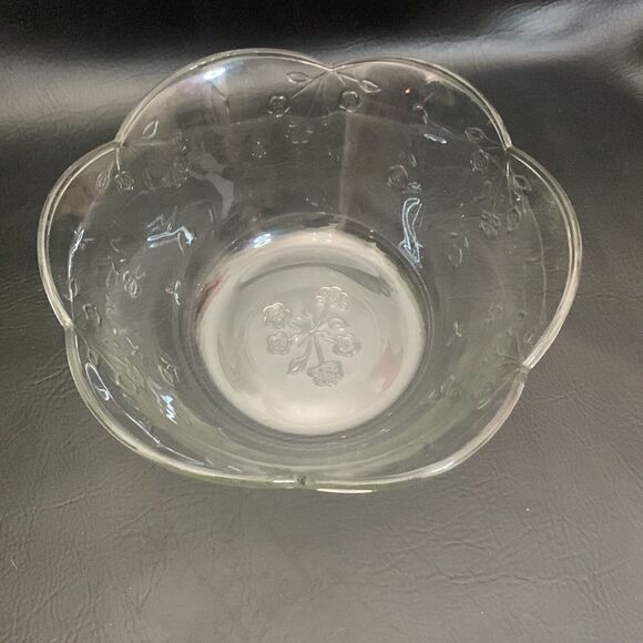 Savannah Style Vintage Flower Embossed Scalloped Serving Glass Bowl 4 Quart - Picture 3 of 7